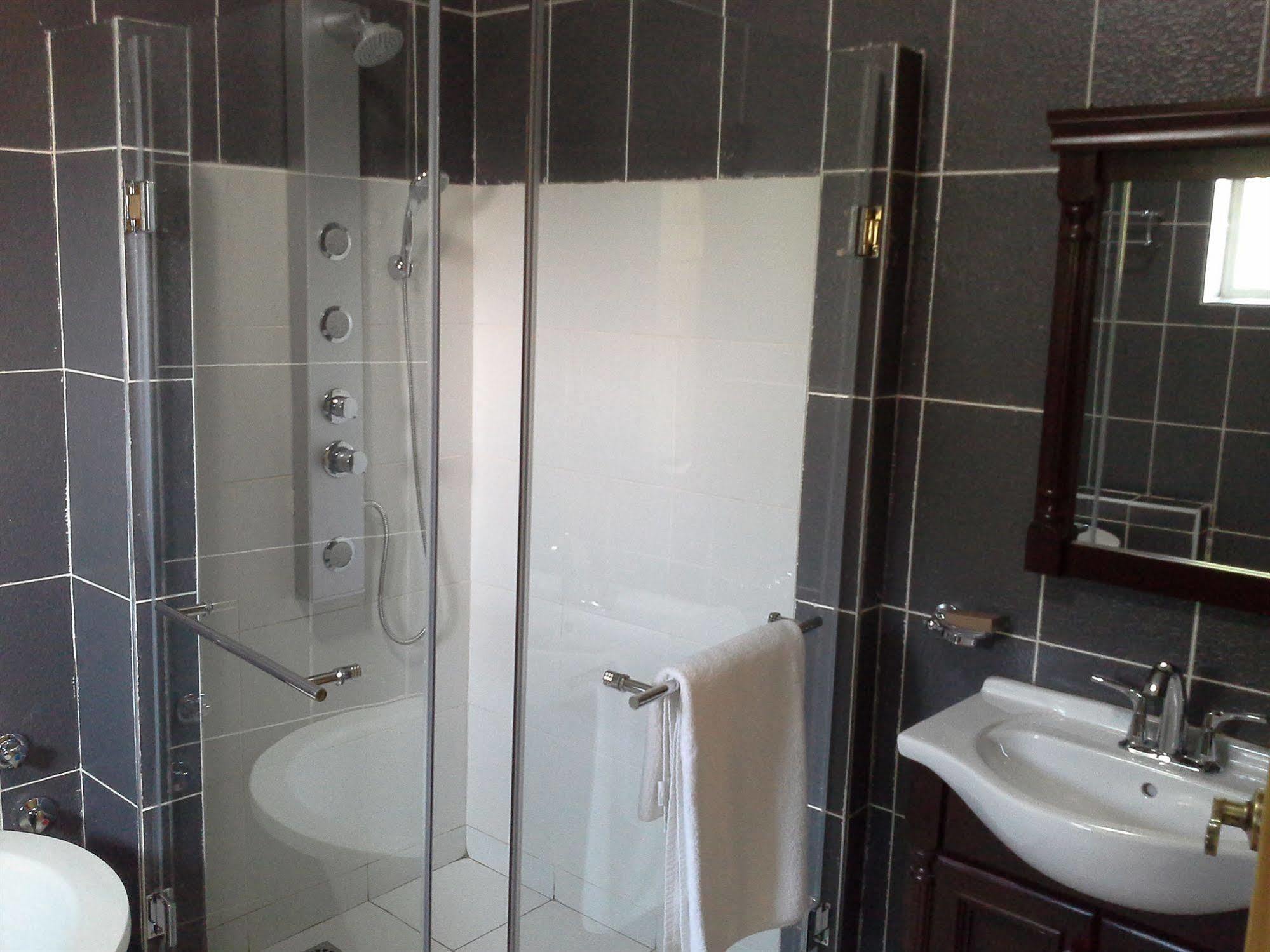Tropical Enclave Hotel Akra Dış mekan fotoğraf